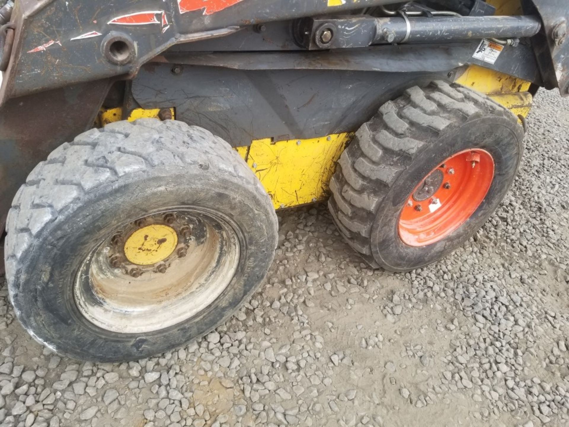 2005 New Holland LS170 Skid Steer Loader - Image 5 of 17