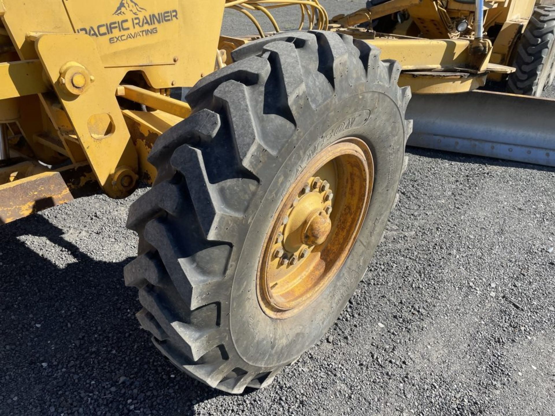 John Deere 670A Motor Grader - Image 7 of 26