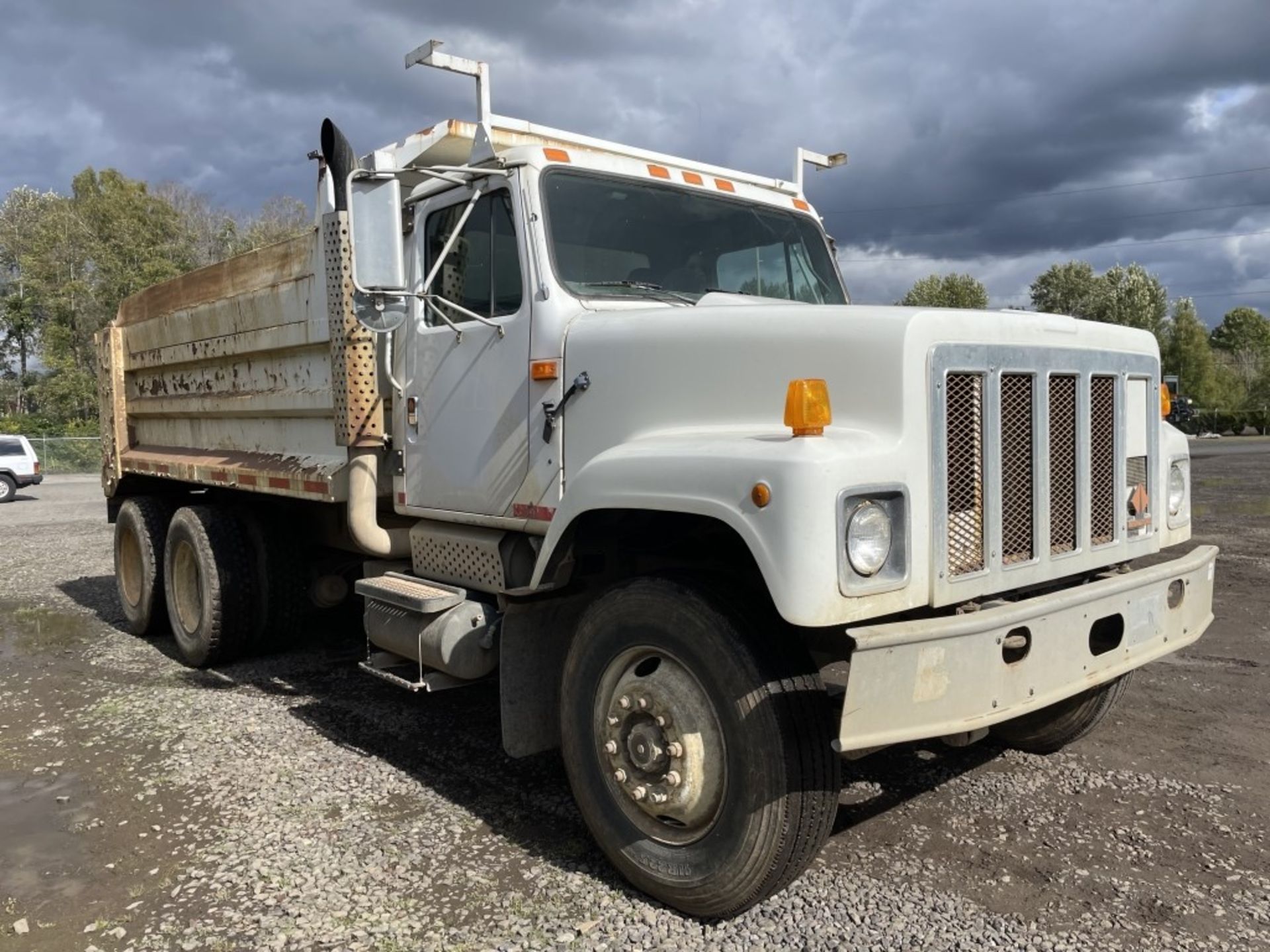 1990 International 2574 T/A Dump Truck - Image 2 of 17