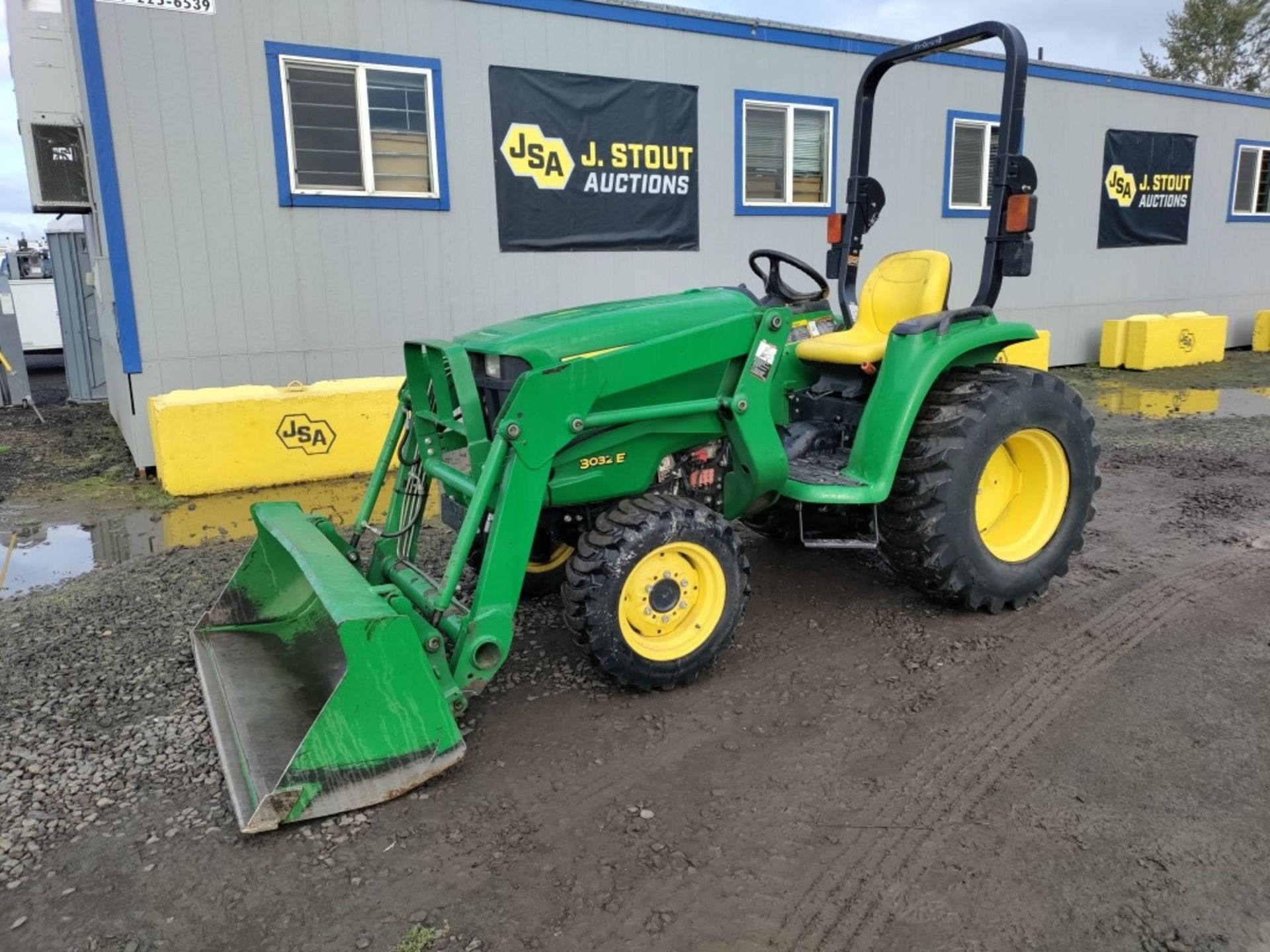 John Deere 3032E 4x4 Utility Tractor