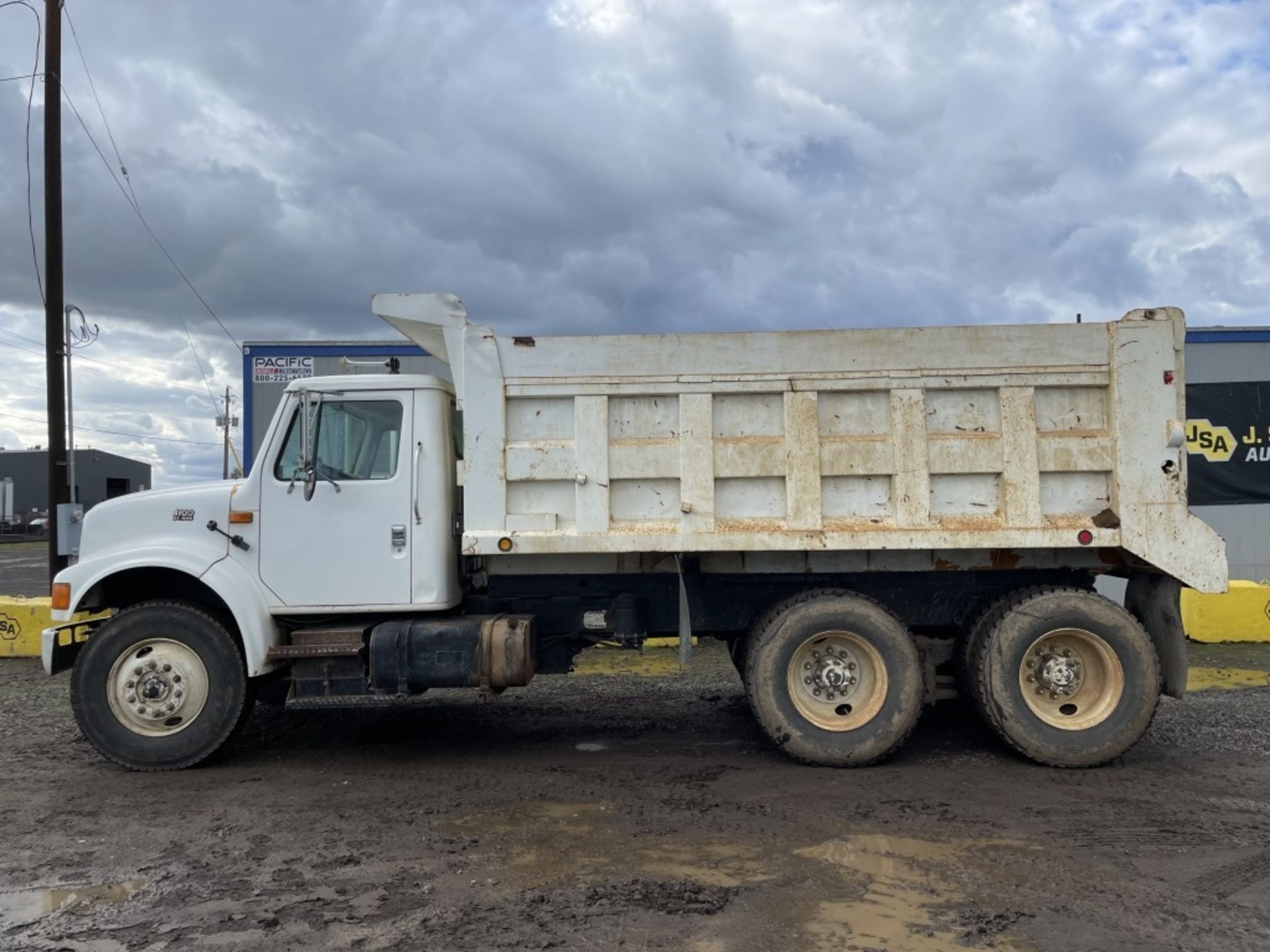 1996 International 4900 T/A Dump Truck - Image 5 of 23