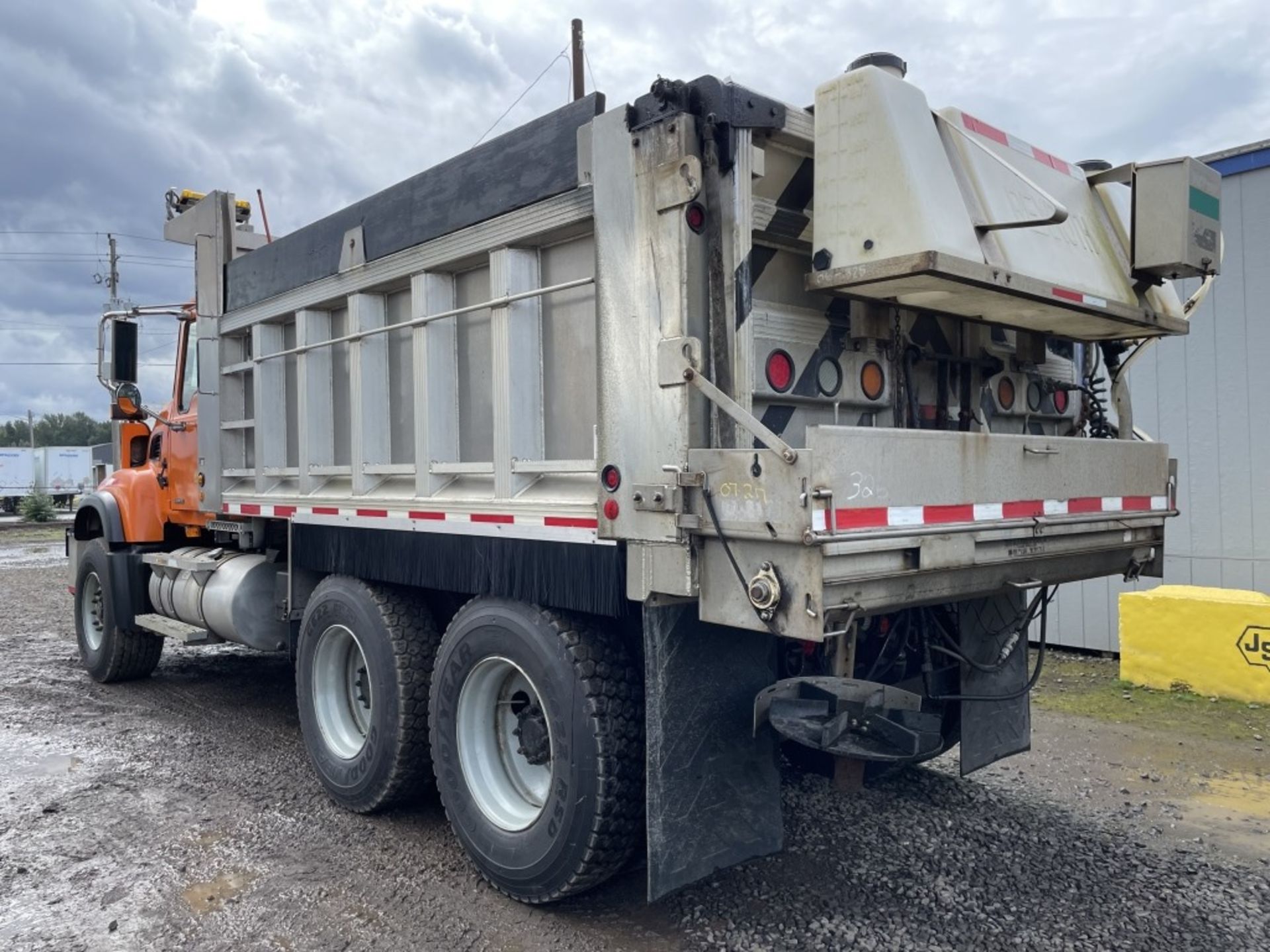 2006 Mack CV713 T/A Dump Truck - Image 4 of 30