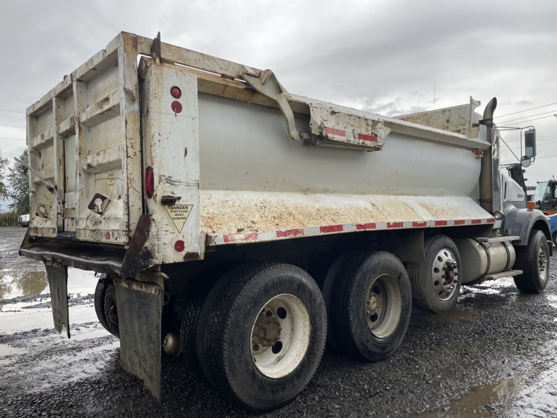 1997 Kenworth T800 Tri-Axle Dump Truck - Image 3 of 25