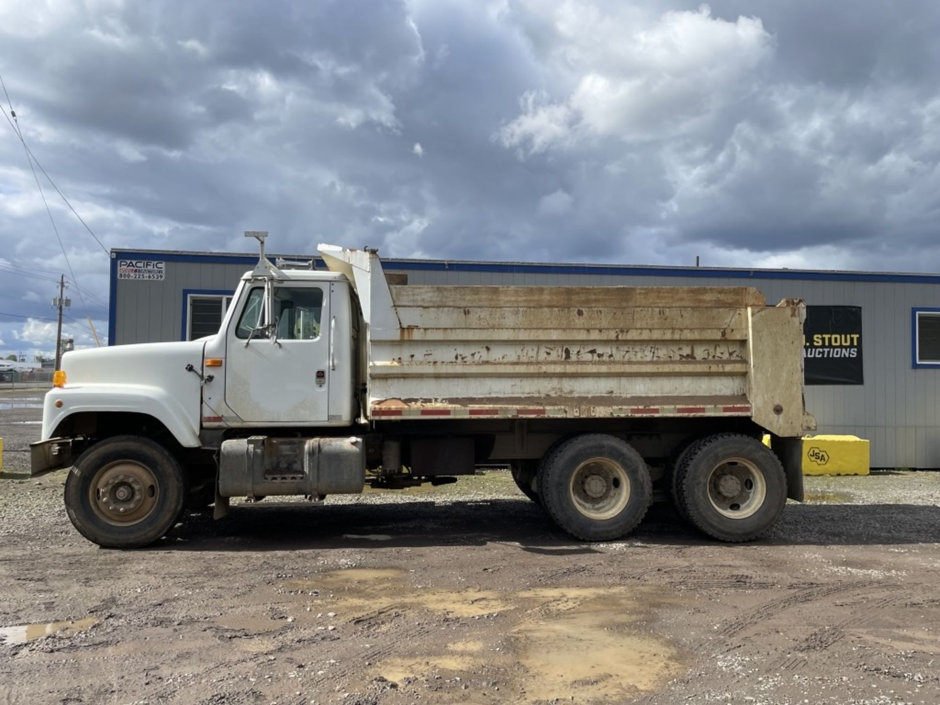 1990 International 2574 T/A Dump Truck - Image 5 of 17