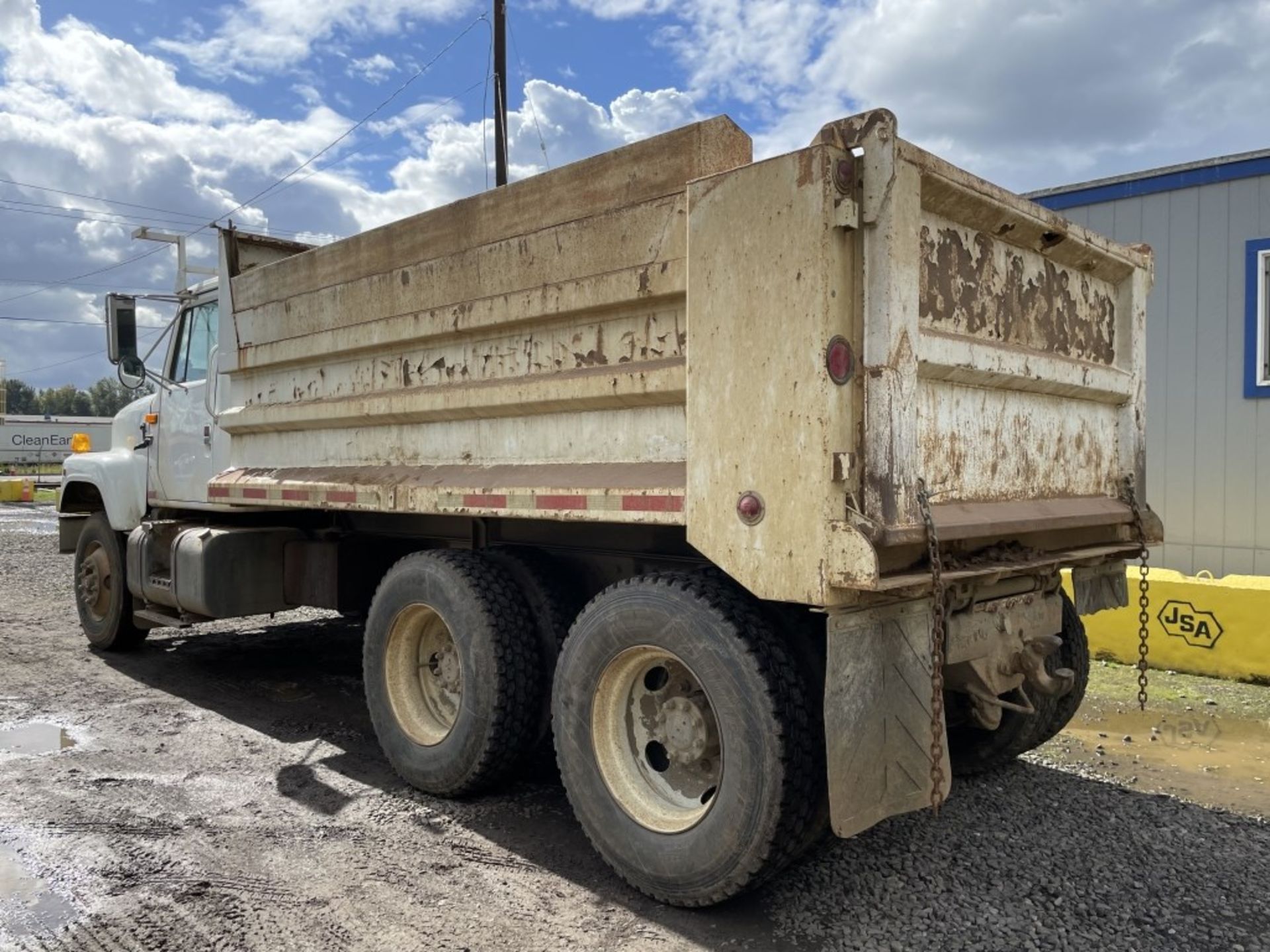 1990 International 2574 T/A Dump Truck - Image 4 of 17