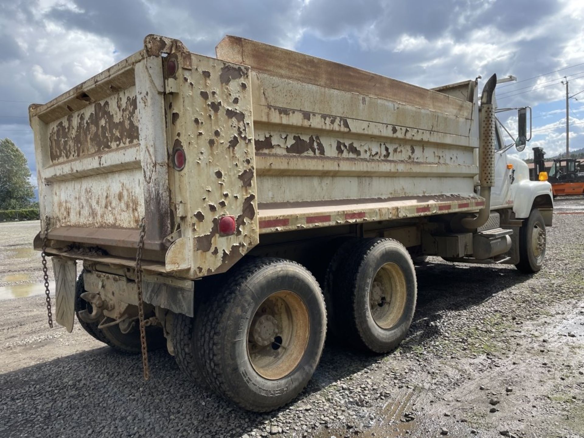 1990 International 2574 T/A Dump Truck - Image 3 of 17