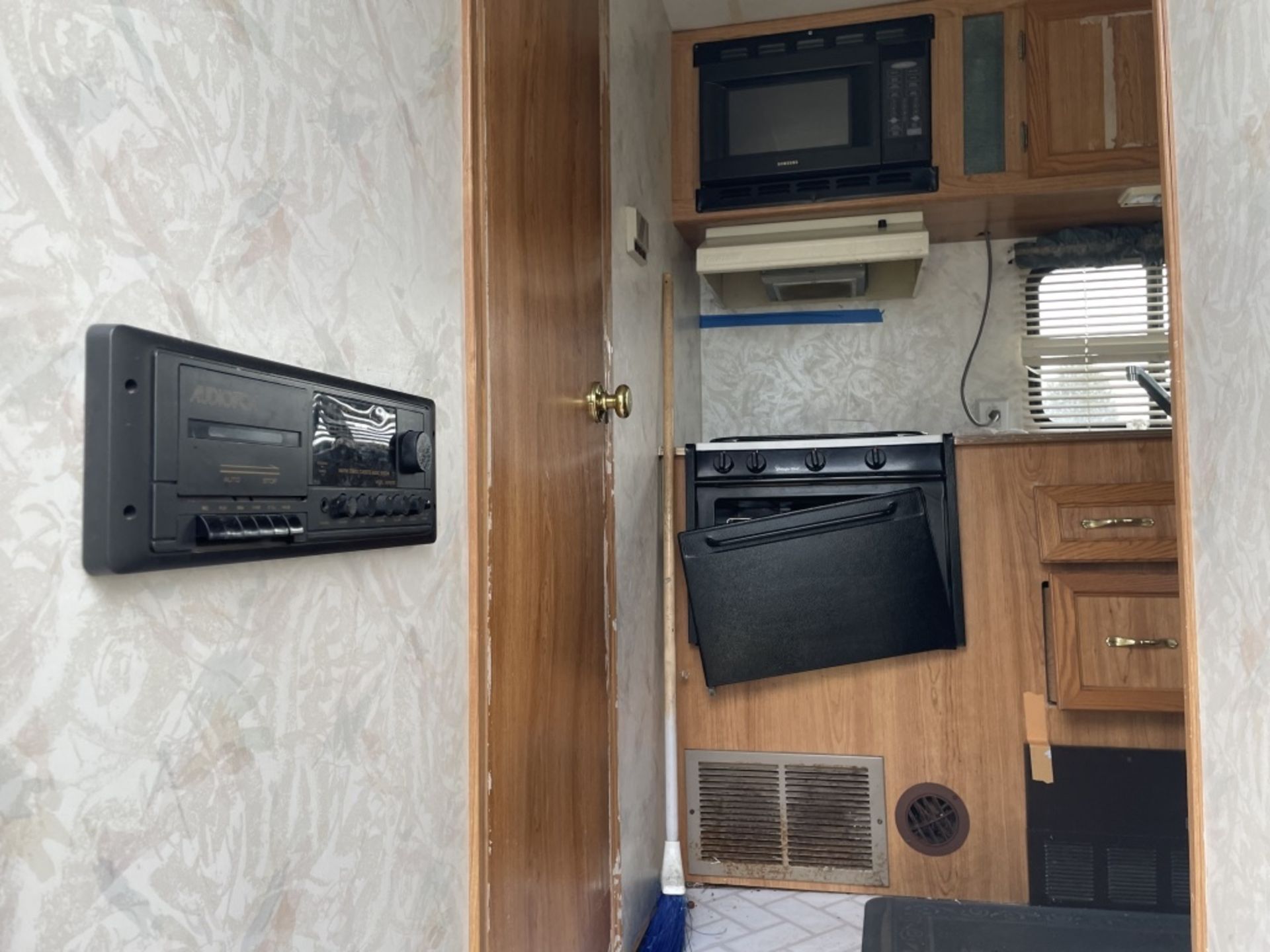 1998 Coachman Futura T/A Travel Trailer - Image 18 of 28