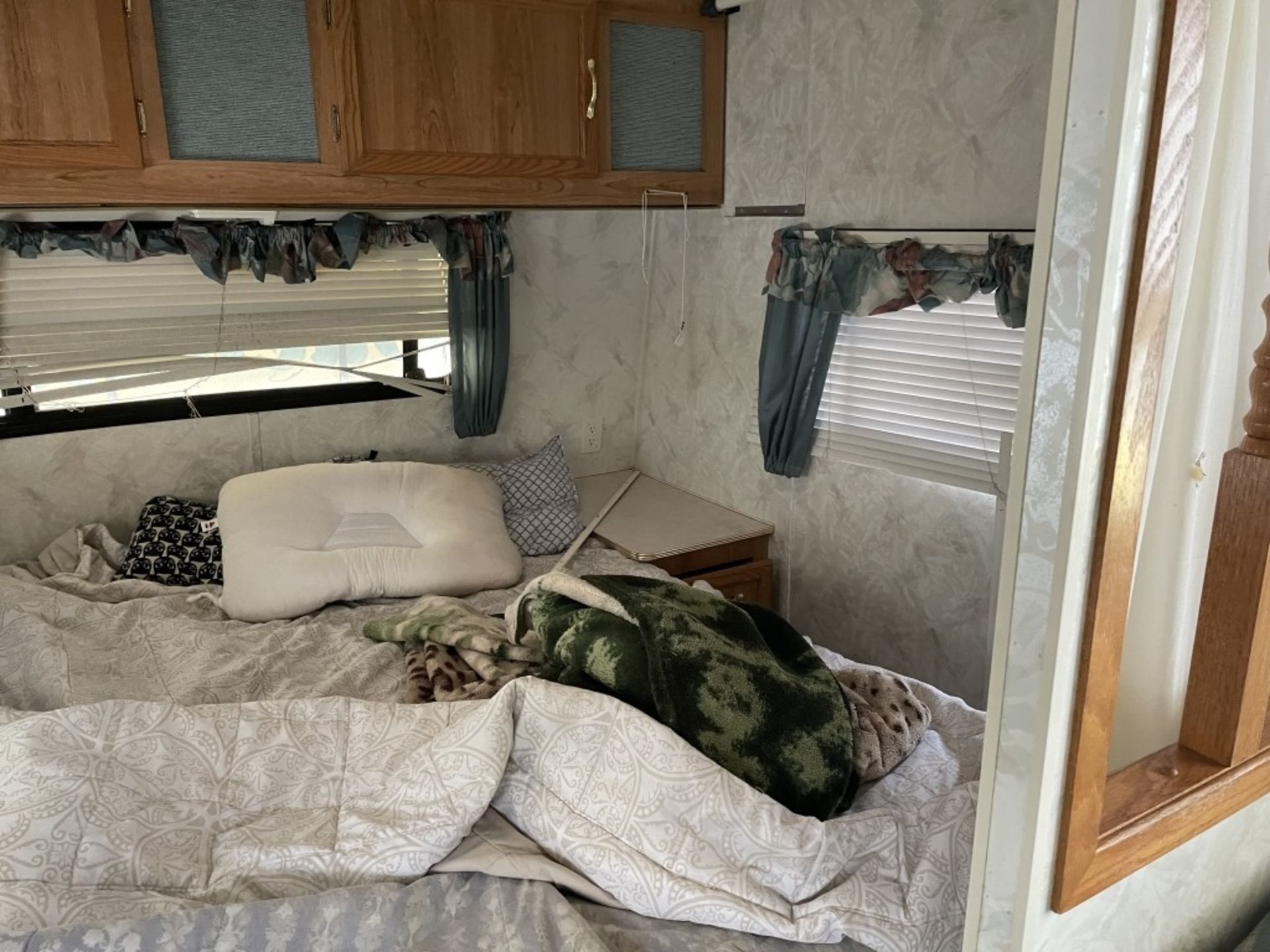 1998 Coachman Futura T/A Travel Trailer - Image 28 of 28