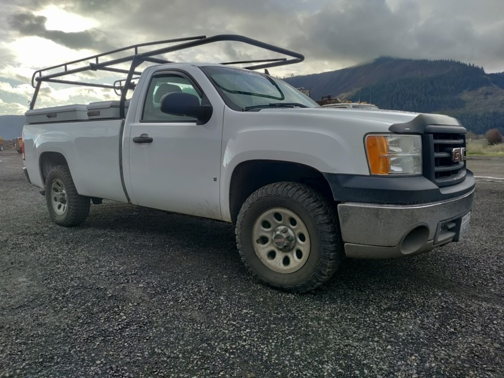 2007 GMC Sierra Pickup - Image 2 of 18