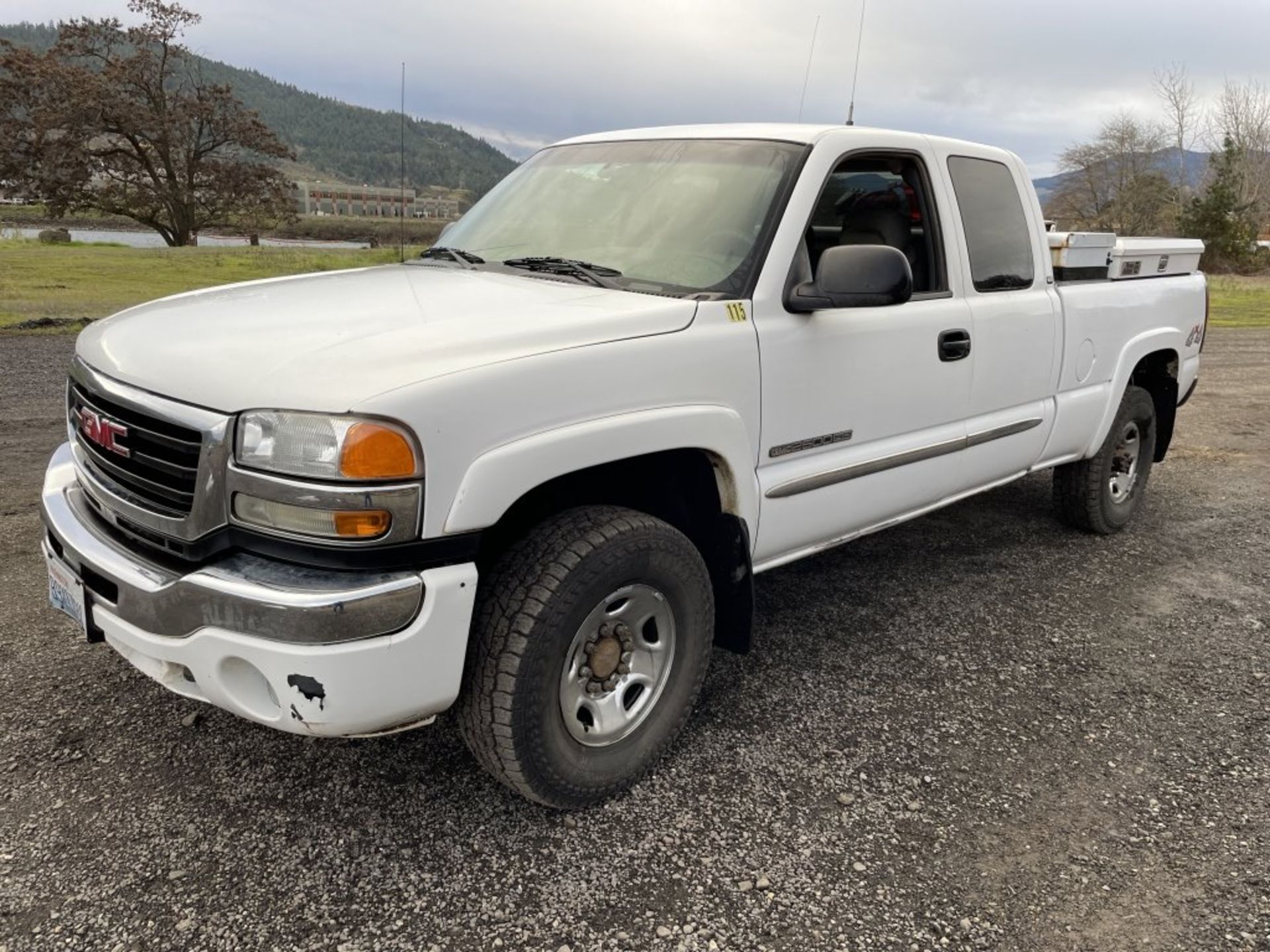 2005 GMC 2500 HD 4x4 Extra Cab Pickup