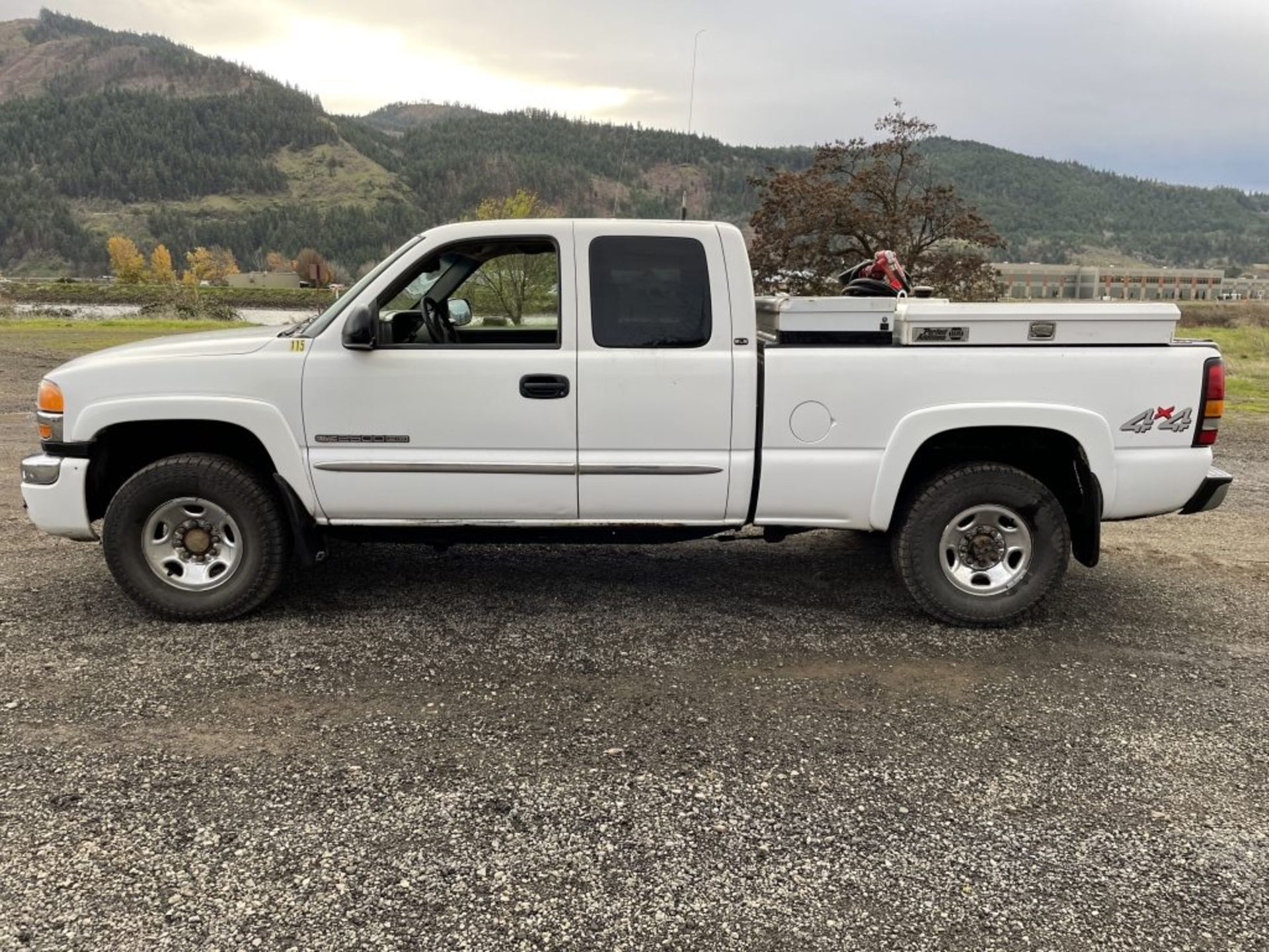 2005 GMC 2500 HD 4x4 Extra Cab Pickup - Image 2 of 24