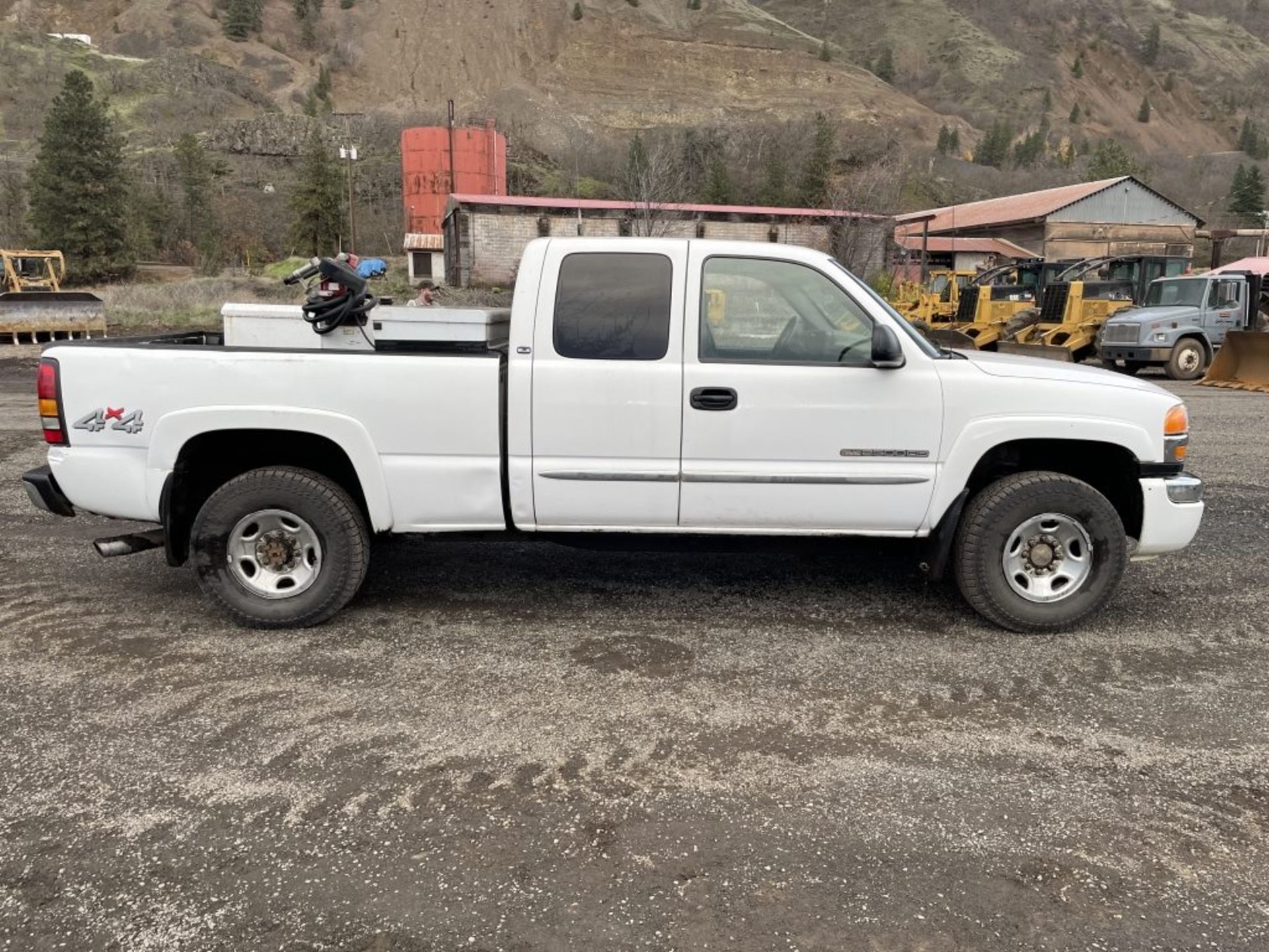 2005 GMC 2500 HD 4x4 Extra Cab Pickup - Image 6 of 24