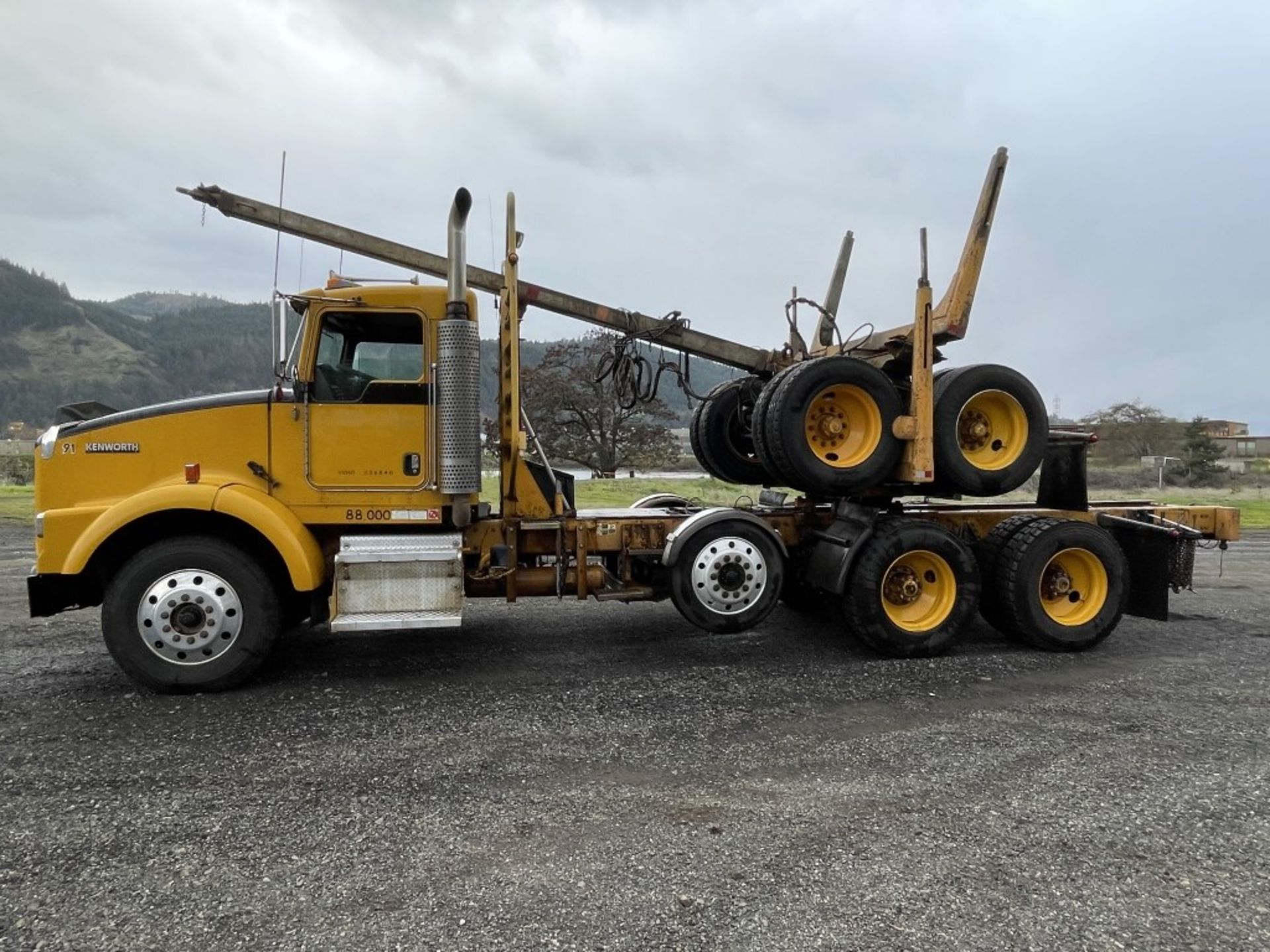 2005 Kenworth Tri-Axle Log Truck - Image 2 of 35