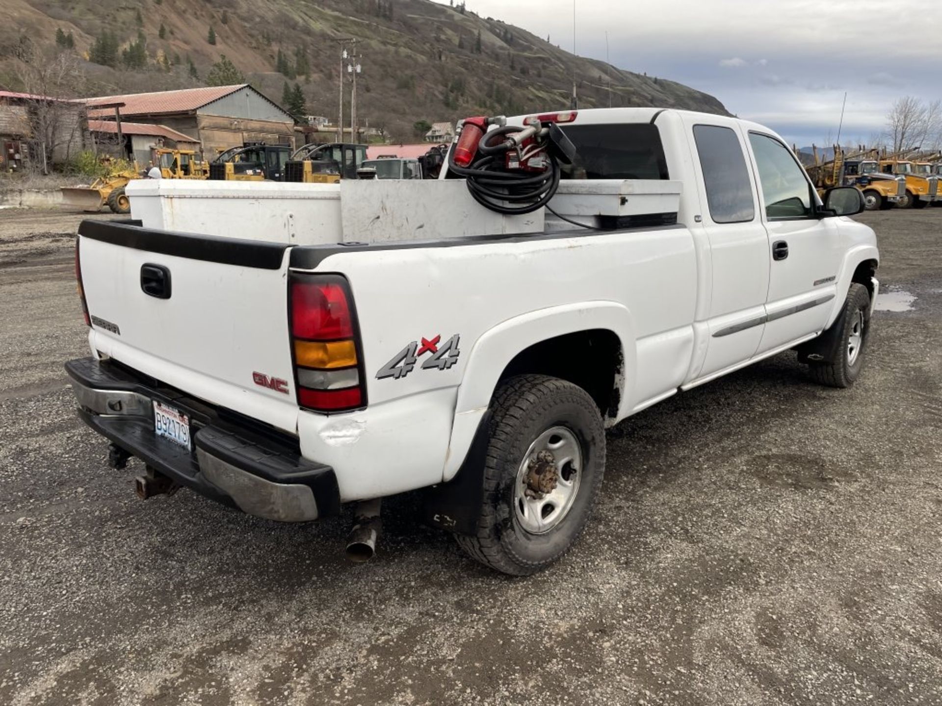 2005 GMC 2500 HD 4x4 Extra Cab Pickup - Image 5 of 24