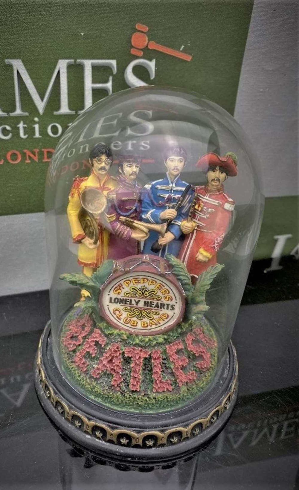 The Beatles ‘Sgt Pepper’s - Franklin Mint ltd Edition -Lonely Hearts Club Band Figural & Glass Dome - Image 3 of 5