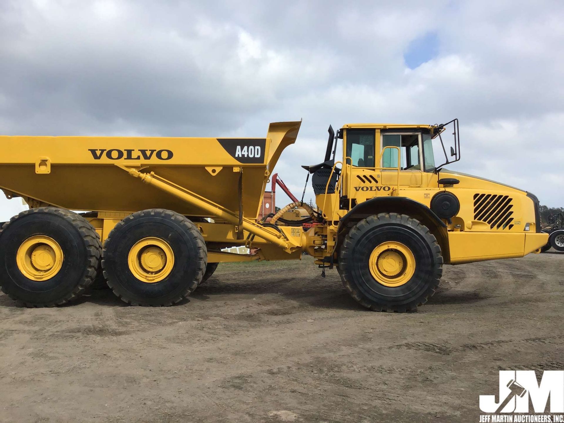 2005 VOLVO A40D ARTICULATED DUMP TRUCK SN: A40DV12477 - Image 8 of 21