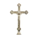 Prozessionskreuz. 1. Hälfte 20. Jh. H 47 cm. Metall mit Silberauflage. Halbplastische Jesus Darste