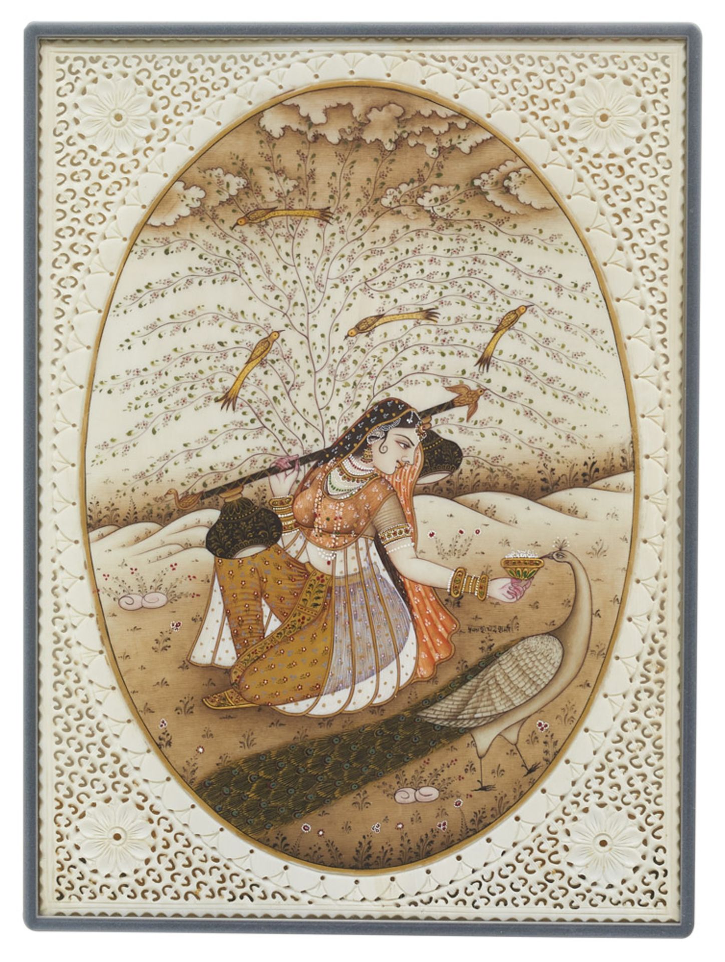 Indien - - Wasserträgerin mit Pfau. Miniaturmalerei auf Bein, gold gehöht. Spätes 19. / f