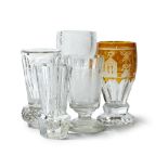 Glas - - Set aus 5 Logengläser. 19. Jahrhundert. Von H12 cm bis H17 cm. 4 farblose G
