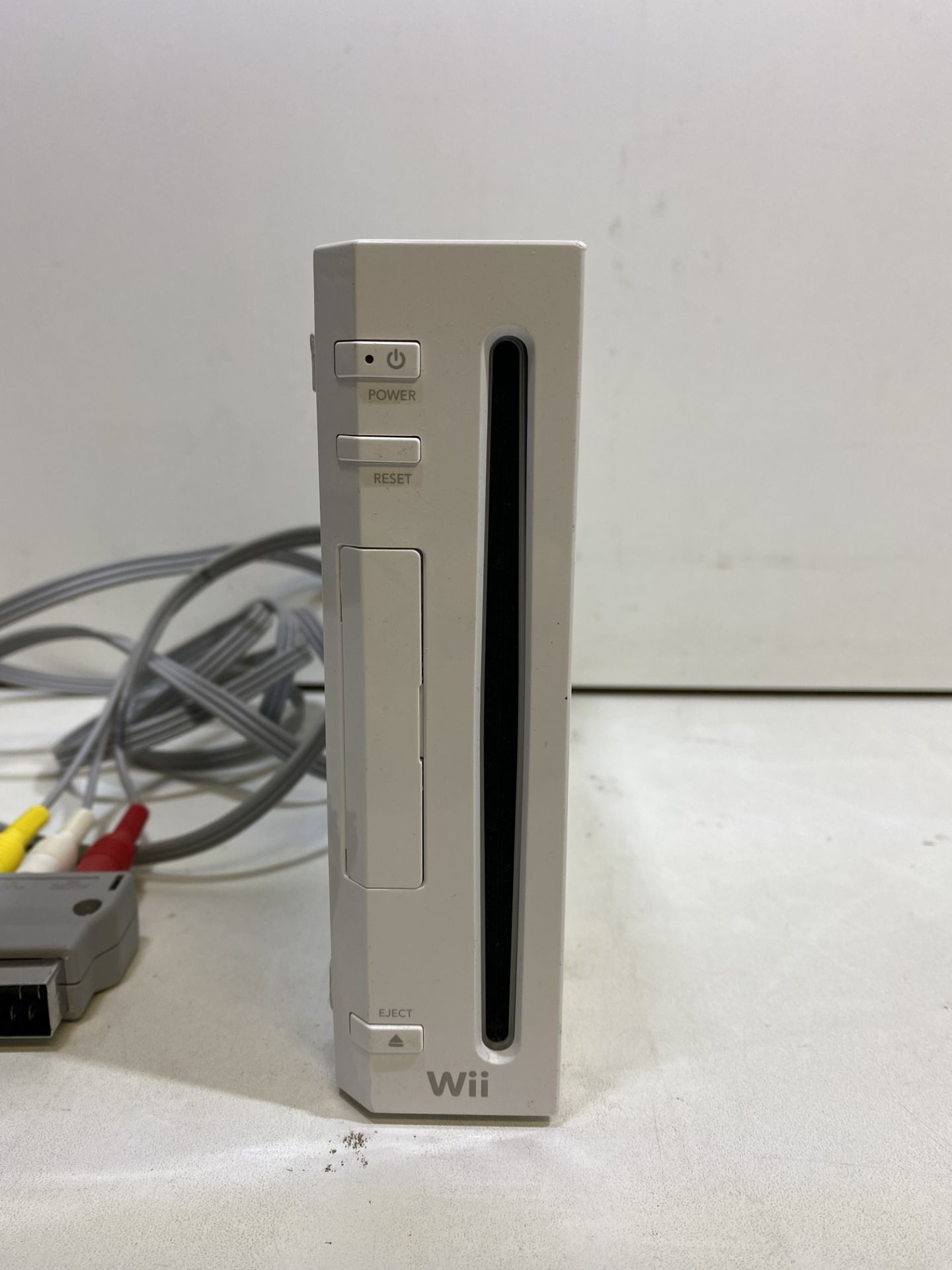 Nintendo Wii Games Console w/ Controller, Nunchucks, Docking Station & 2 x Games - Image 3 of 6