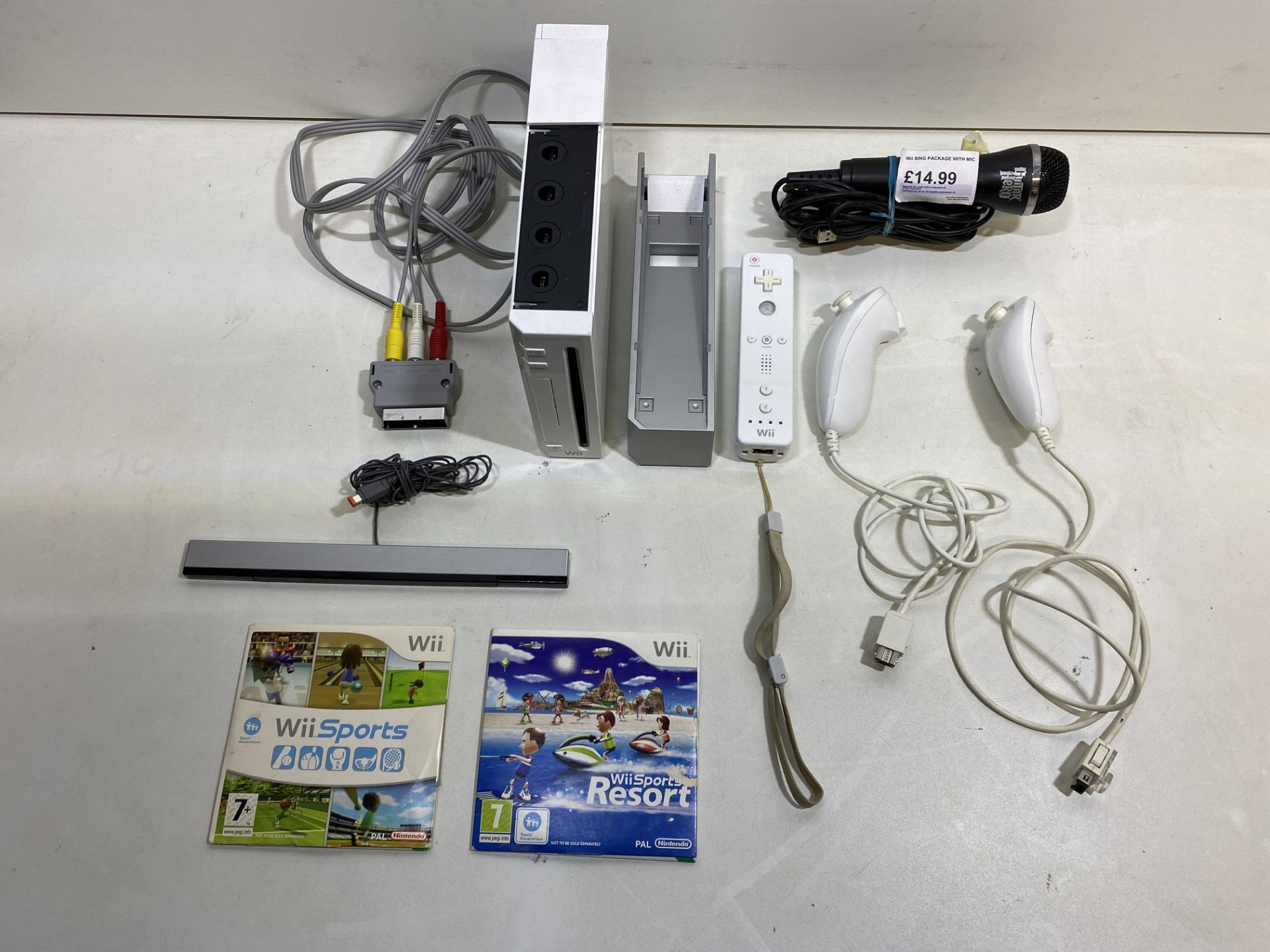 Nintendo Wii Games Console w/ Controller, Nunchucks, Docking Station & 2 x Games