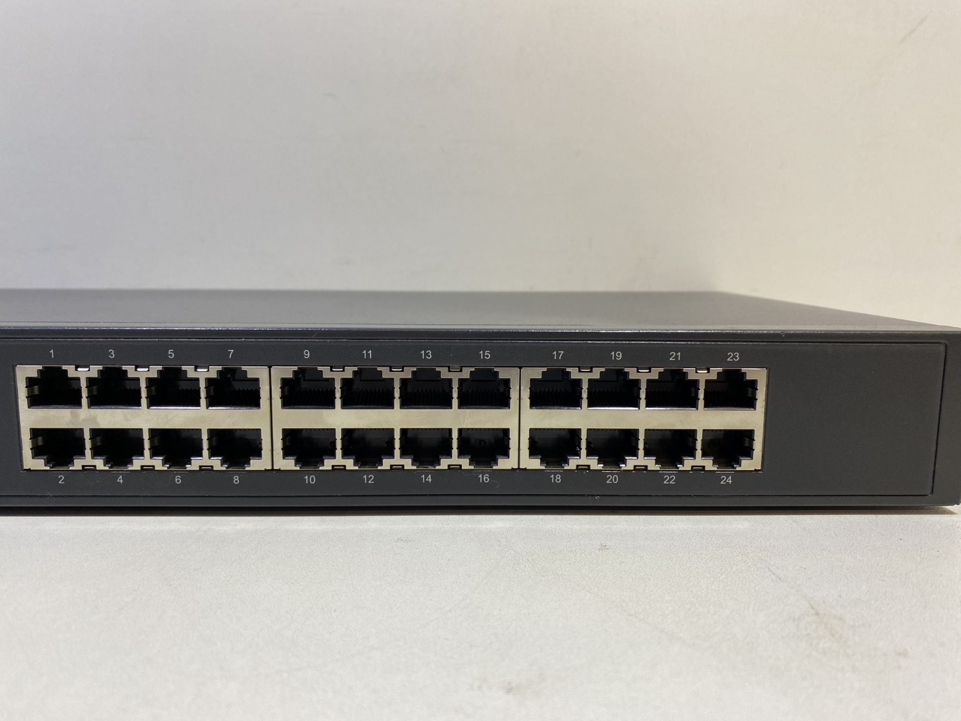 TP-Link TL-SG1024 24 Port Gigabit Ethernet Switch - Image 5 of 6