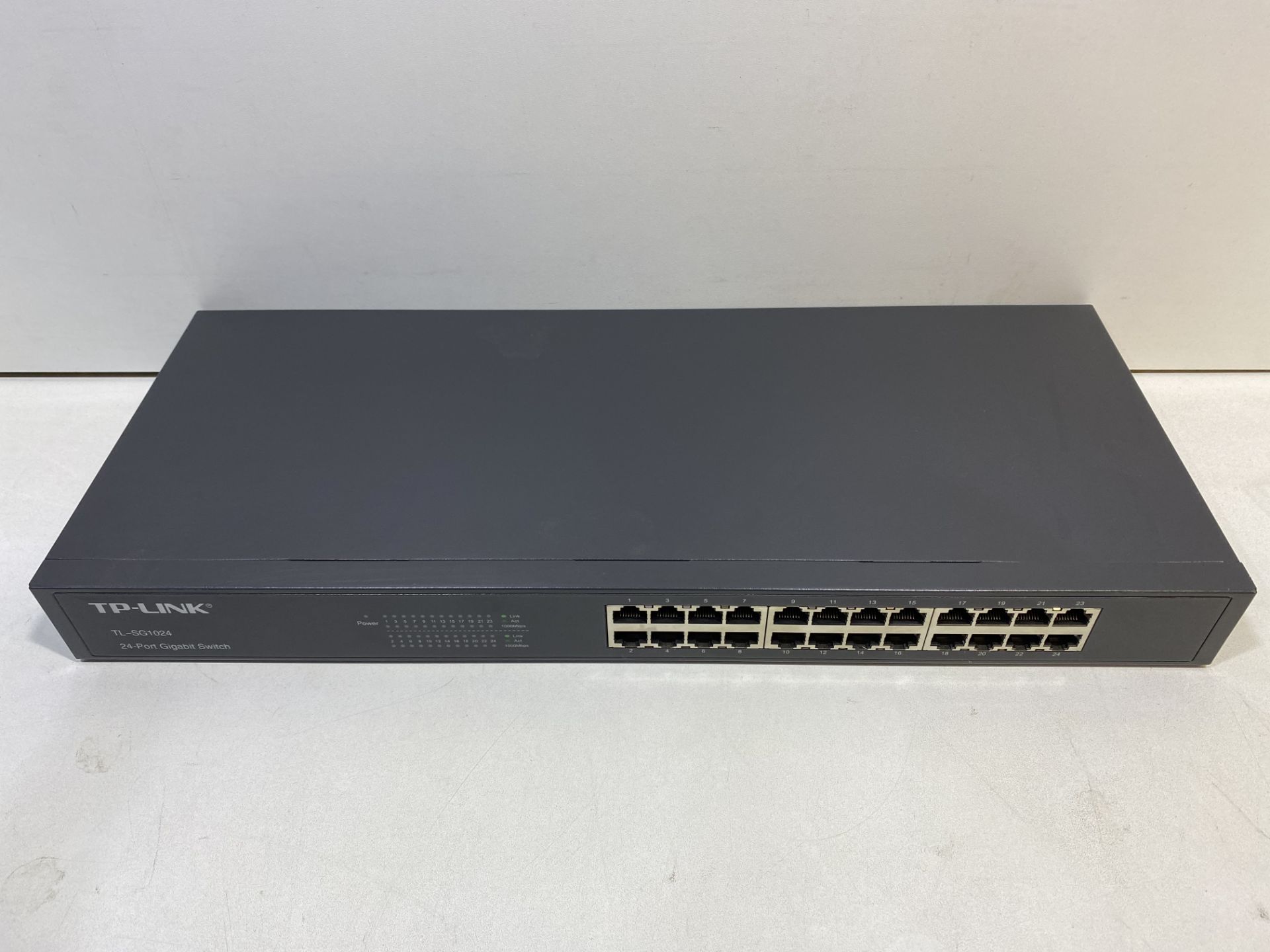 TP-Link TL-SG1024 24 Port Gigabit Ethernet Switch - Image 2 of 6