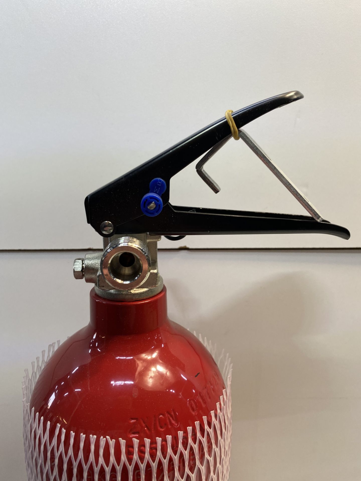 2KG C02 Fire Extinguisher Kit - Image 5 of 6