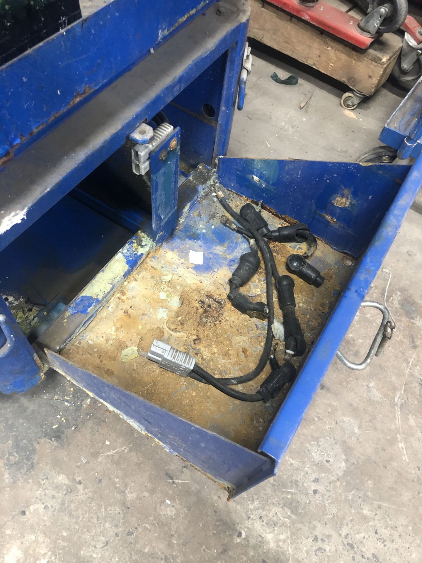 UpRight Inc 107000-001 Electric Scissor Lift | YOM: 2001 | SPARES & REPAIRS - BATTERY ISSUE - Image 4 of 11