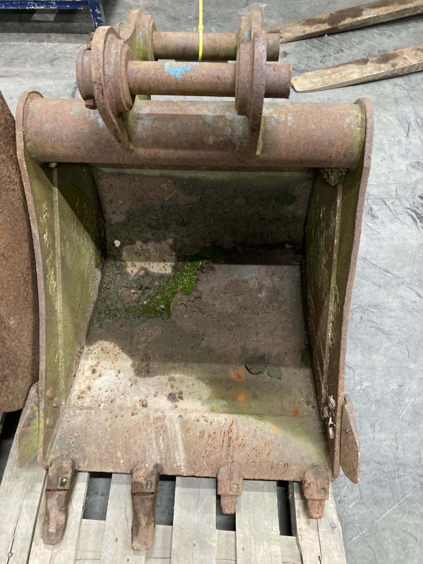 Unbranded 4 Toothed Digger Bucket Attachment | 45mm x 150mm x 230mm x 570mm - Image 2 of 3
