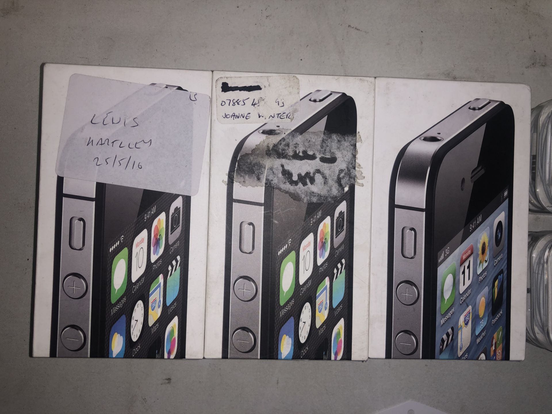 3 x Apple iPhone 4s Mobile Phones w/ 14 x Pairs of Earphones - Image 2 of 4