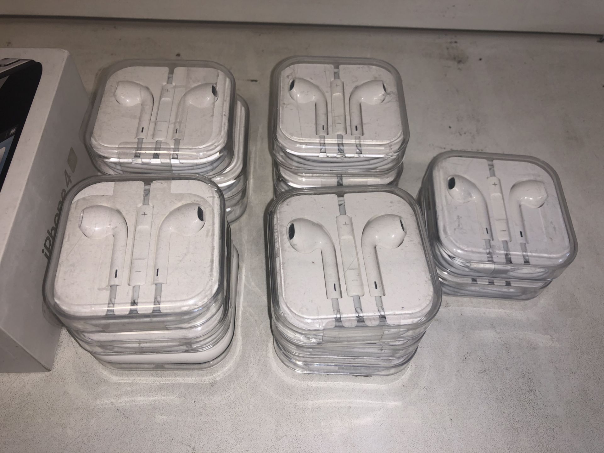 3 x Apple iPhone 4s Mobile Phones w/ 14 x Pairs of Earphones - Image 3 of 4