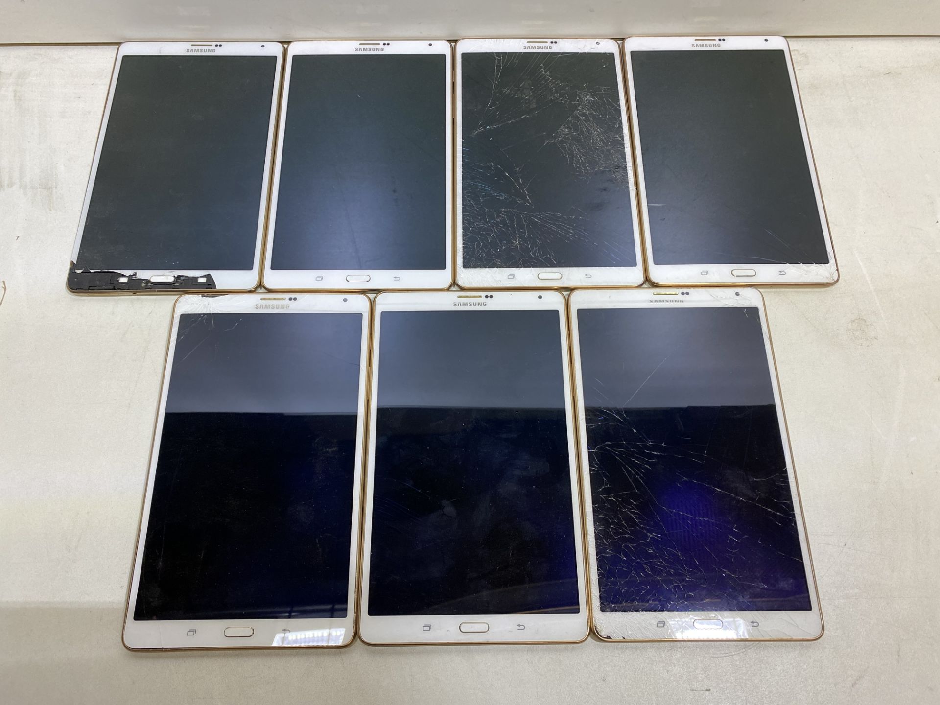 7 x Samsung SM-T705 Touchscreen Tablets w/ Chargers | **COSMETIC DAMAGES**