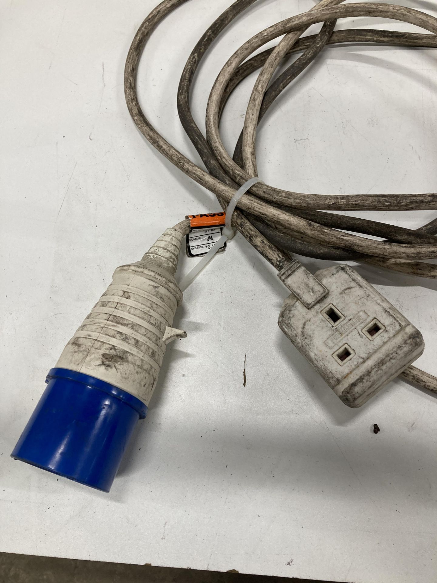 4 x Various 240v Extension/Adaptor Cables - As Pictured - Image 10 of 10