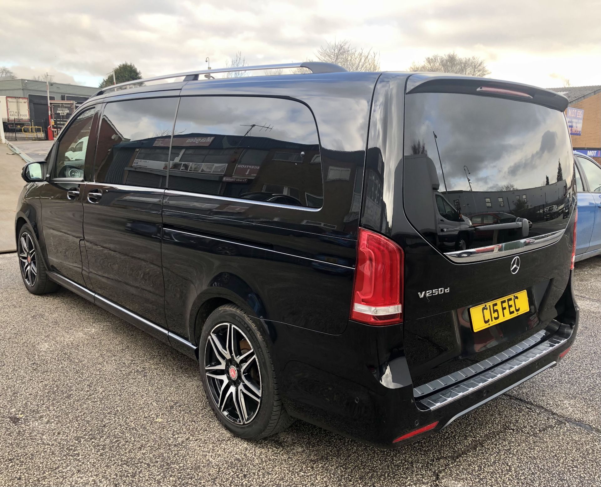 Black Mercedes-Benz V250 D AMG Line Auto Minibus | 2017 | 8 Seater | 129,598 Miles - Image 4 of 15