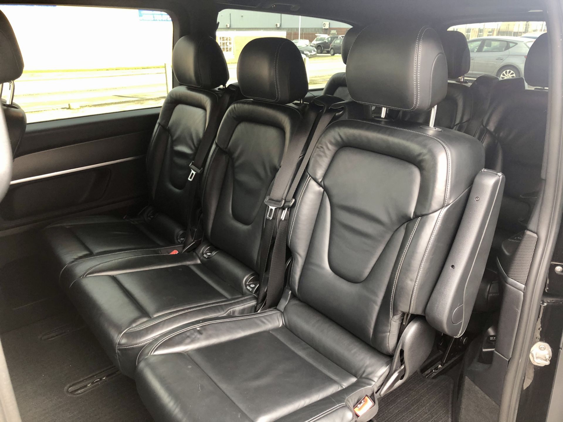 Black Mercedes-Benz V250 D AMG Line Auto Minibus | 2018 | 8 Seater | 122,047 Miles - Image 11 of 19