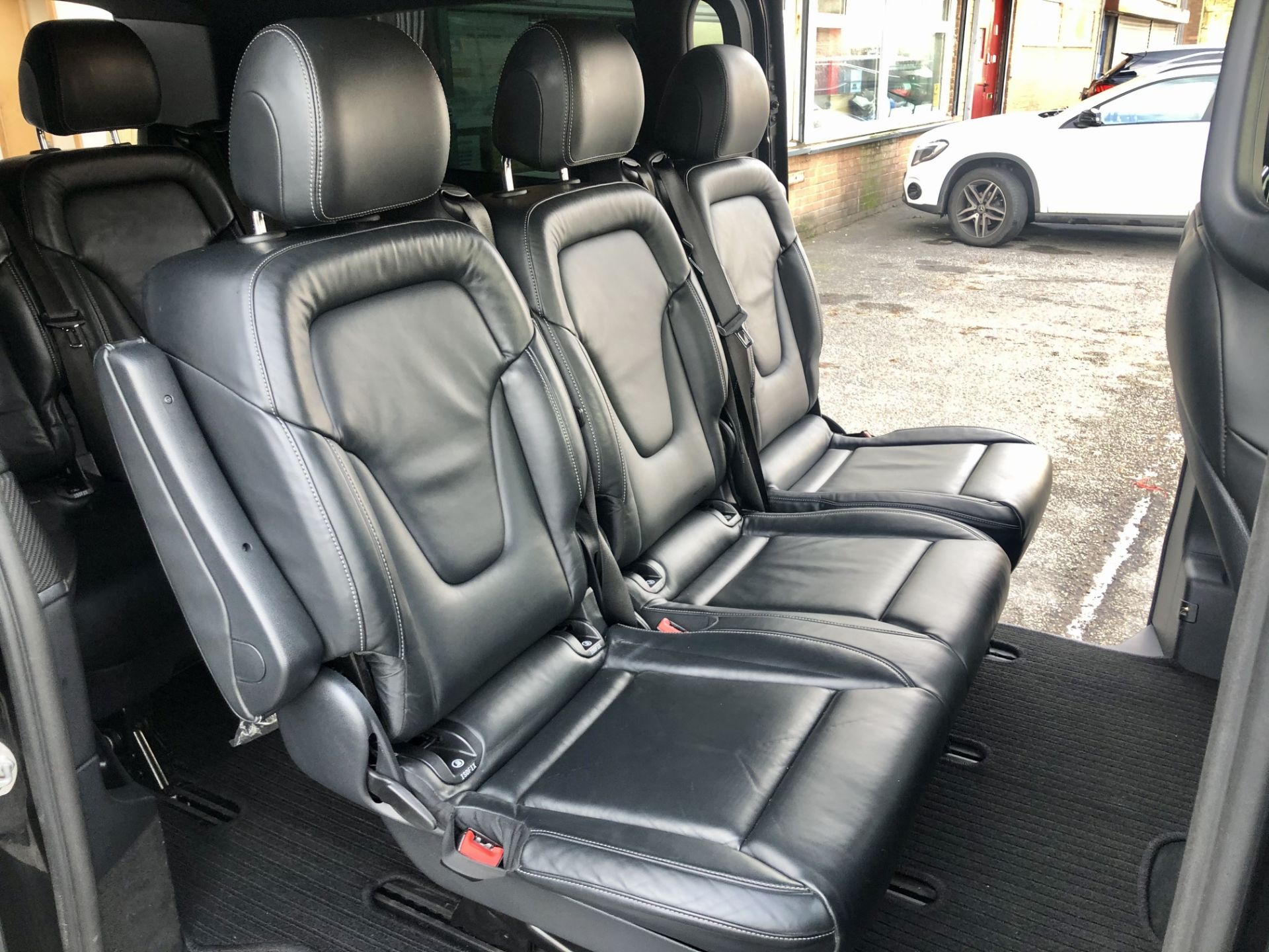 Black Mercedes-Benz V250 D AMG Line Auto Minibus | 2017 | 8 Seater | 129,598 Miles - Image 14 of 15