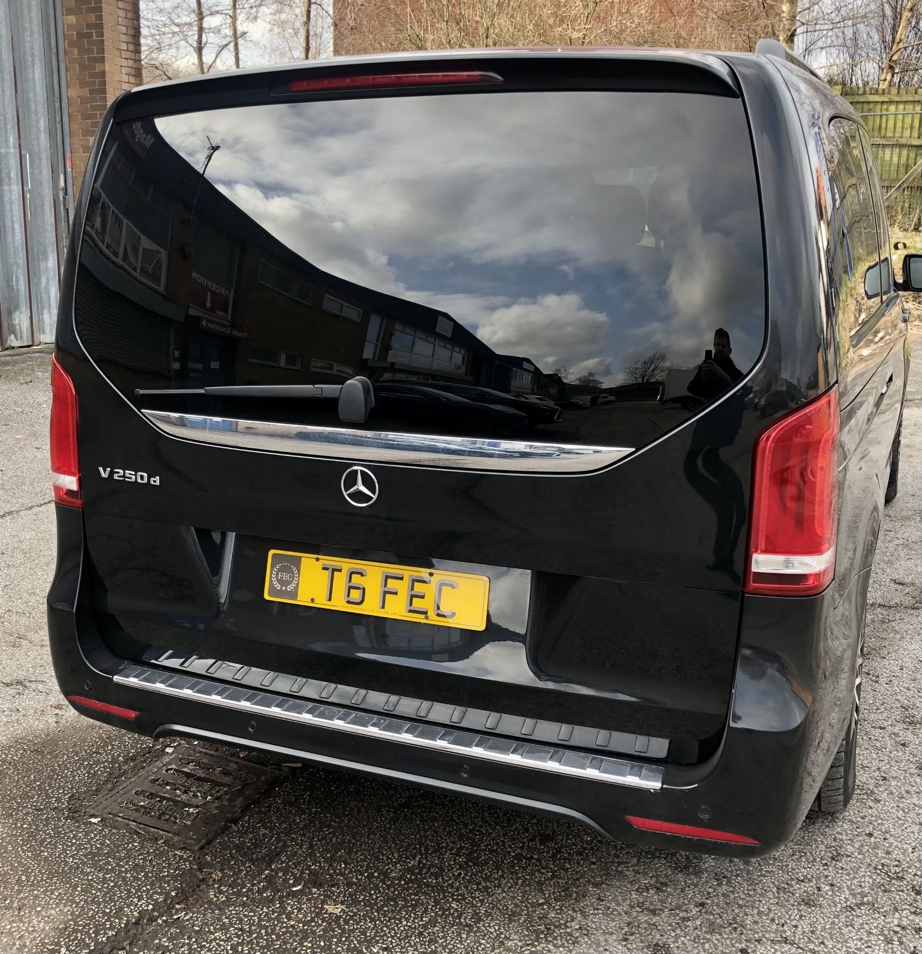 Black Mercedes-Benz V250 D AMG Line Auto Minibus | 2018 | 8 Seater | 122,047 Miles - Image 5 of 19