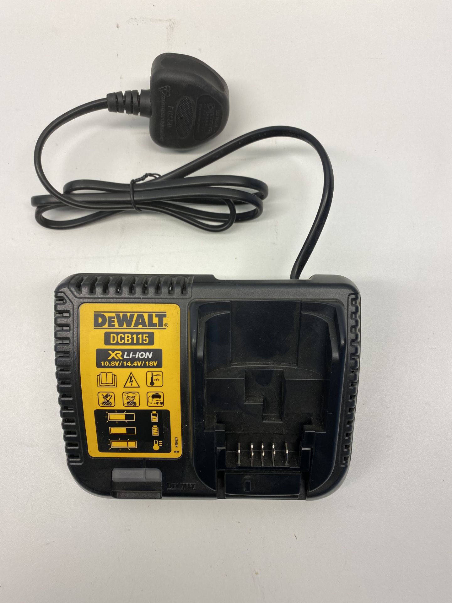 DeWalt DCB115 Battery Charger w/ 2 x DeWalt DCB184 18V Batteries - Image 6 of 8