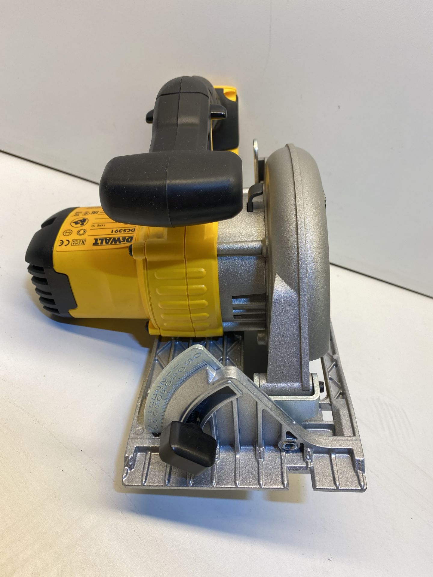 DeWalt Cordless Circular Saw | DCS391 | RRP £149.00 - Image 5 of 5