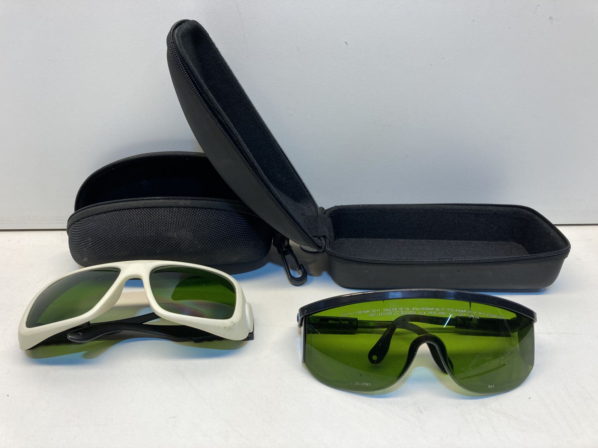 2 Pairs of Protective Glasses in Zip-Up Cases