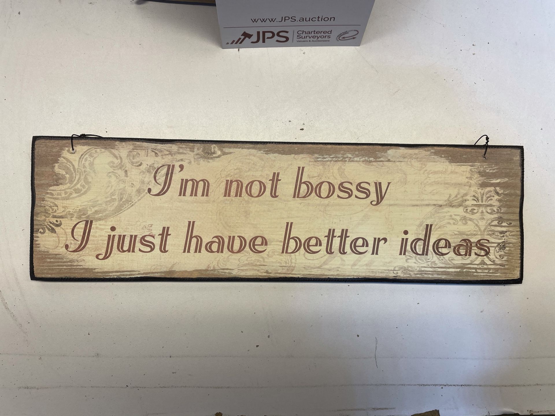 5 x Boxes Hanging Signs with Slogan 'I'm not bossy'