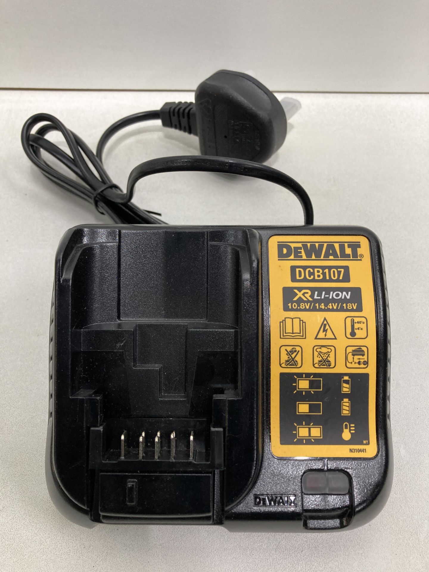 5 x Various DeWalt Battery Chargers | Total RRP £172.99 - Image 3 of 5
