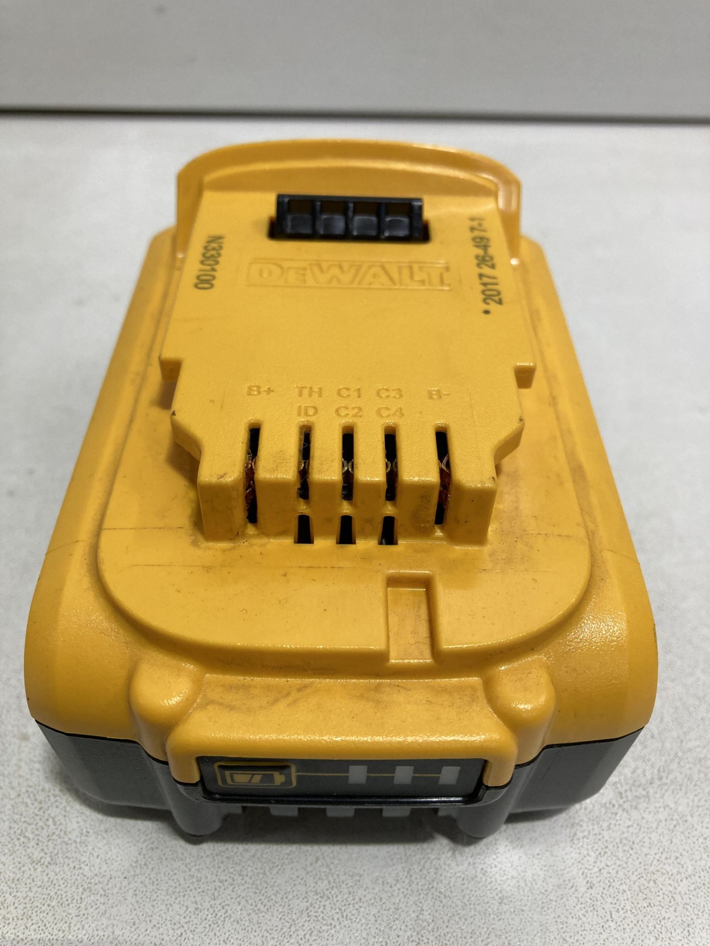 DeWalt DCB184 18V XR Li-Ion 5.0Ah Battery | RRP £62.95 - Image 3 of 4