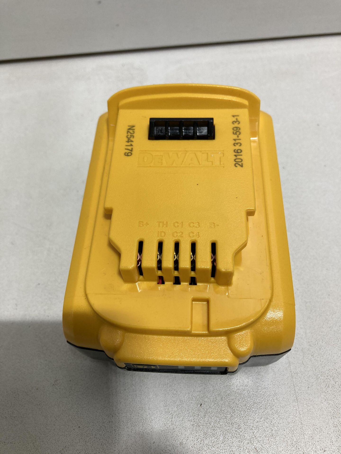 DEWALT DCB182 18V XR SLIDE 4.0AH LI-ION BATTERY | RRP £65.96 - Image 3 of 4