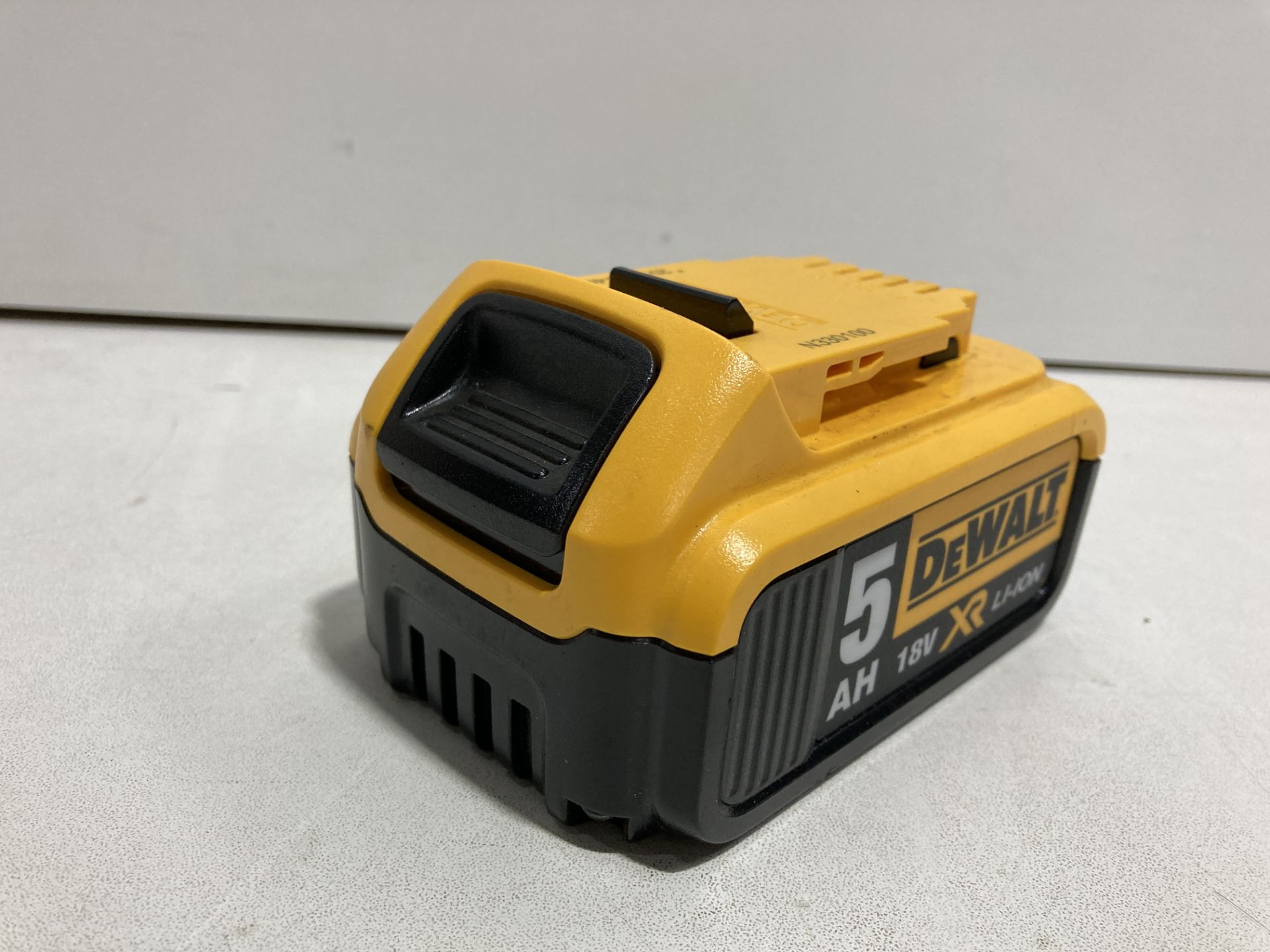 DeWalt DCB184 18V XR Li-Ion 5.0Ah Battery | RRP £62.95 - Image 2 of 4