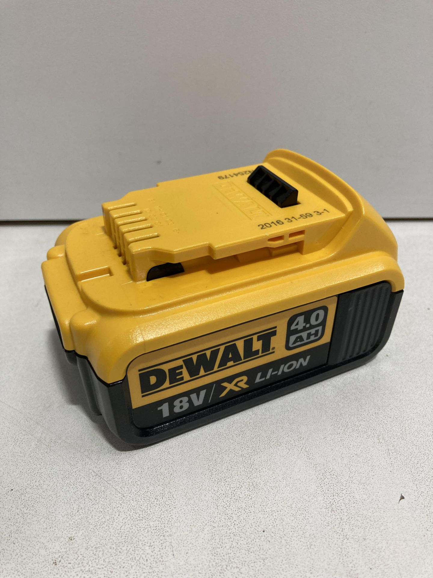 DEWALT DCB182 18V XR SLIDE 4.0AH LI-ION BATTERY | RRP £65.96 - Image 2 of 4