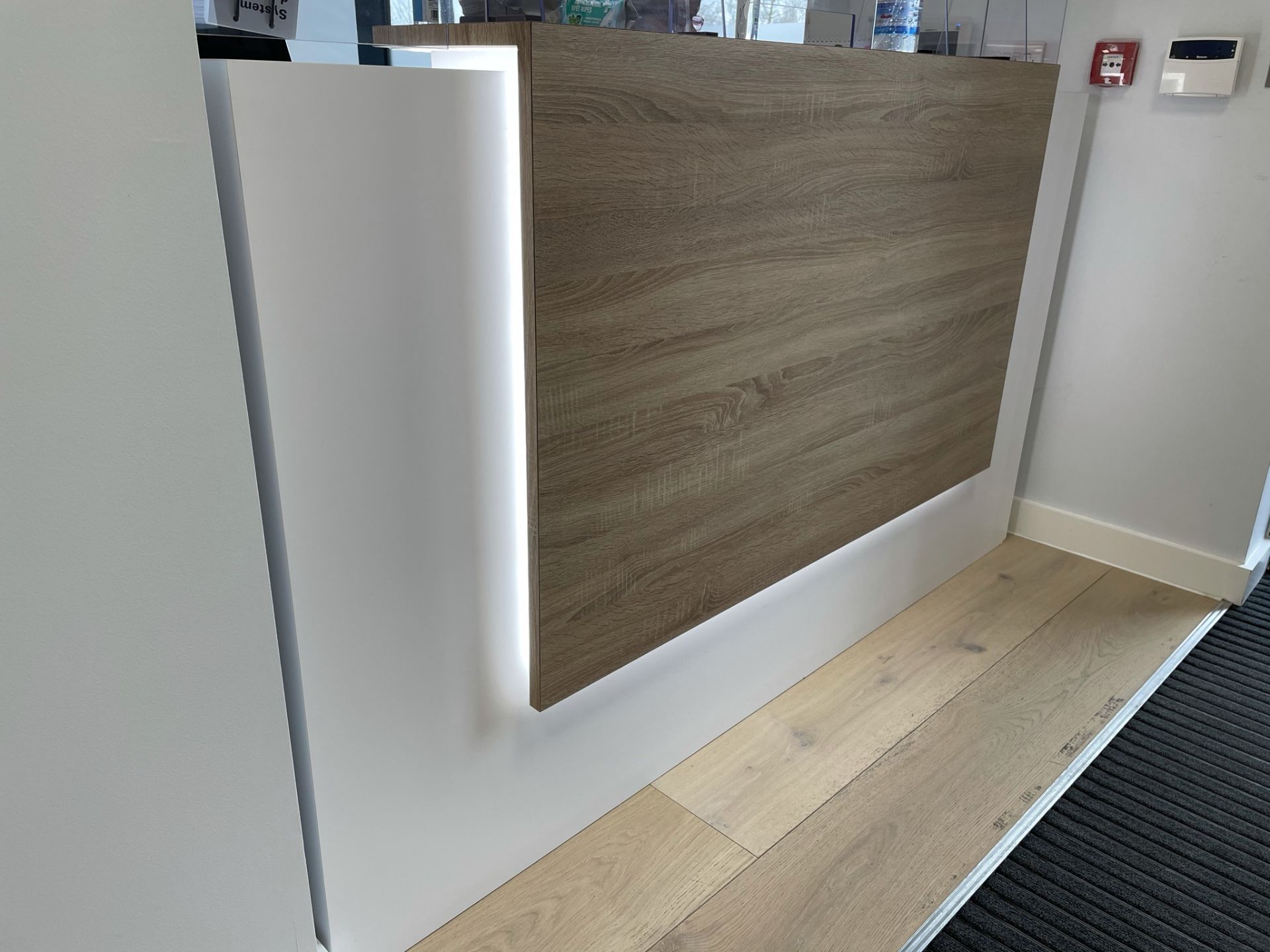 White Reception Counter/Desk w/ Light Wood Effect Panel, Integrated Light Excl Covid Screen | 1 - Image 2 of 4