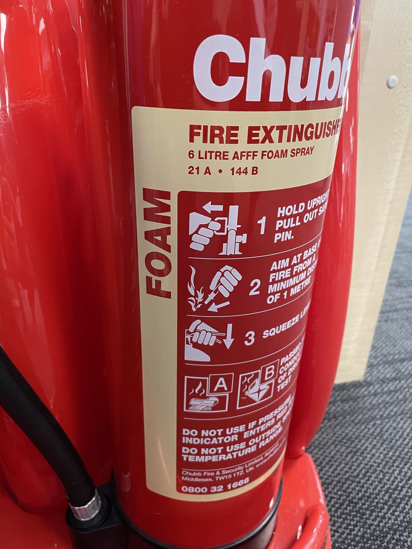 2 x Chubb 2kg/6L Carbon Dioxide & AFFF Foam Spray Fire Extinguishers w/ Stand - Image 3 of 3