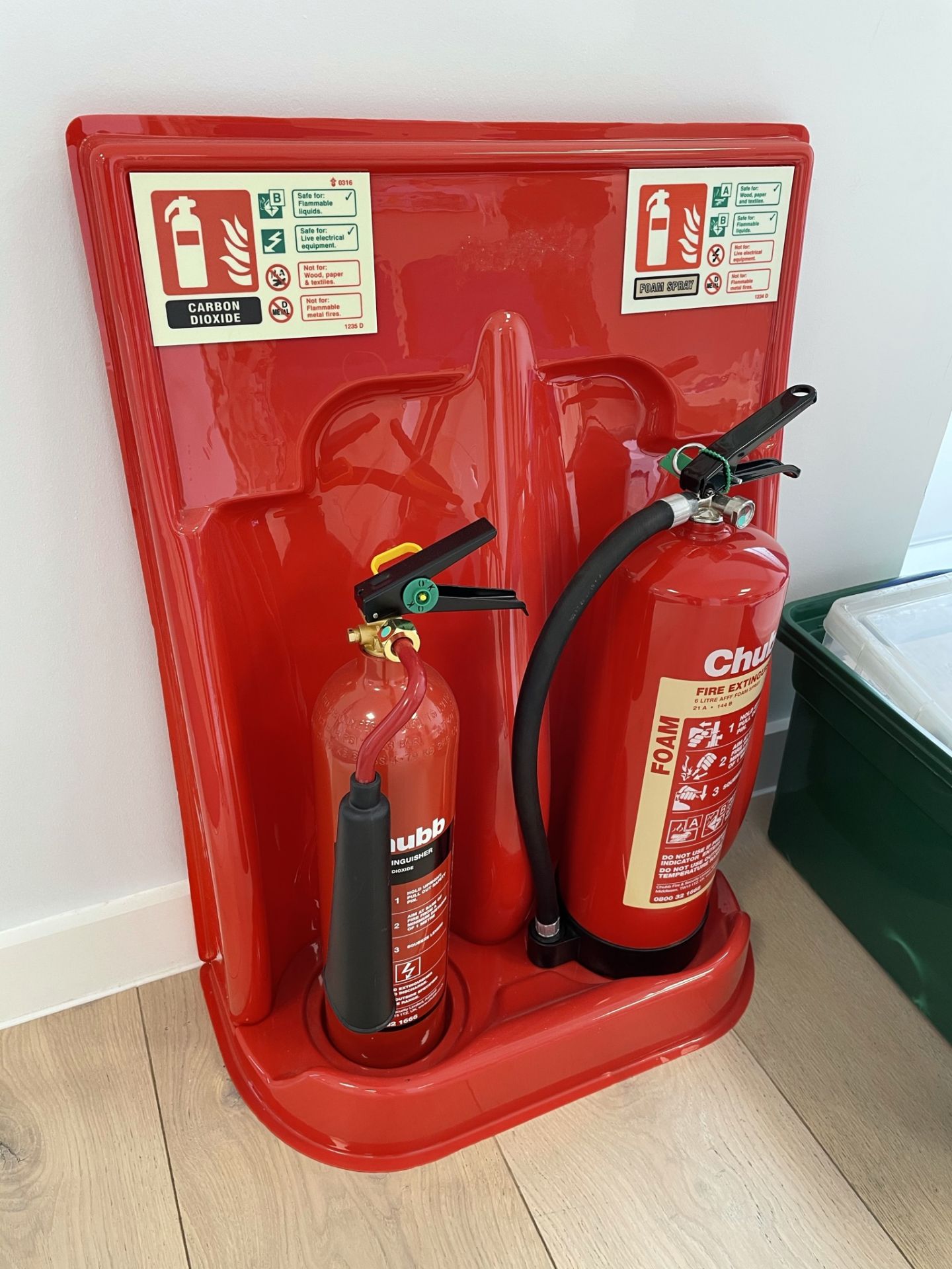 2 x Chubb 2kg/6L Carbon Dioxide & AFFF Foam Spray Fire Extinguishers w/ Stand